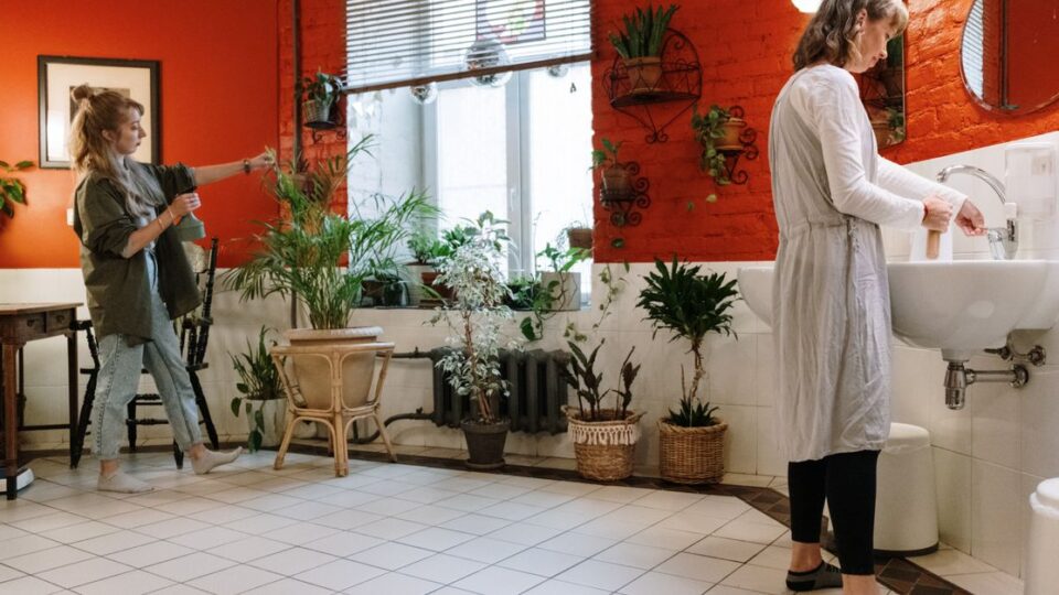 생활의 꿀팁 + 공기청정기 필터 청소, 물로 헹구면 성능이 좋아질까? 젖혀야 하는 경우와 피해야 할 경우